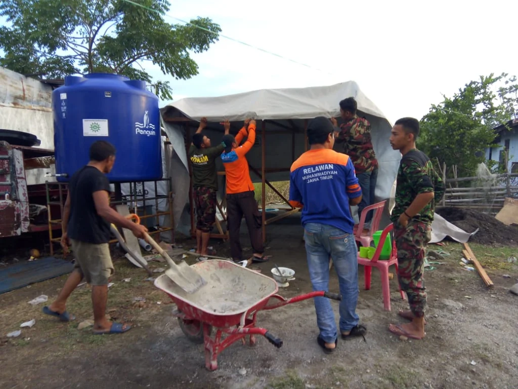Dirikan MCK Darurat di Pengungsian, Relawan Muhammadiyah Tempuh 90 Km Perjalanan Lewati 10 Titik Longsor