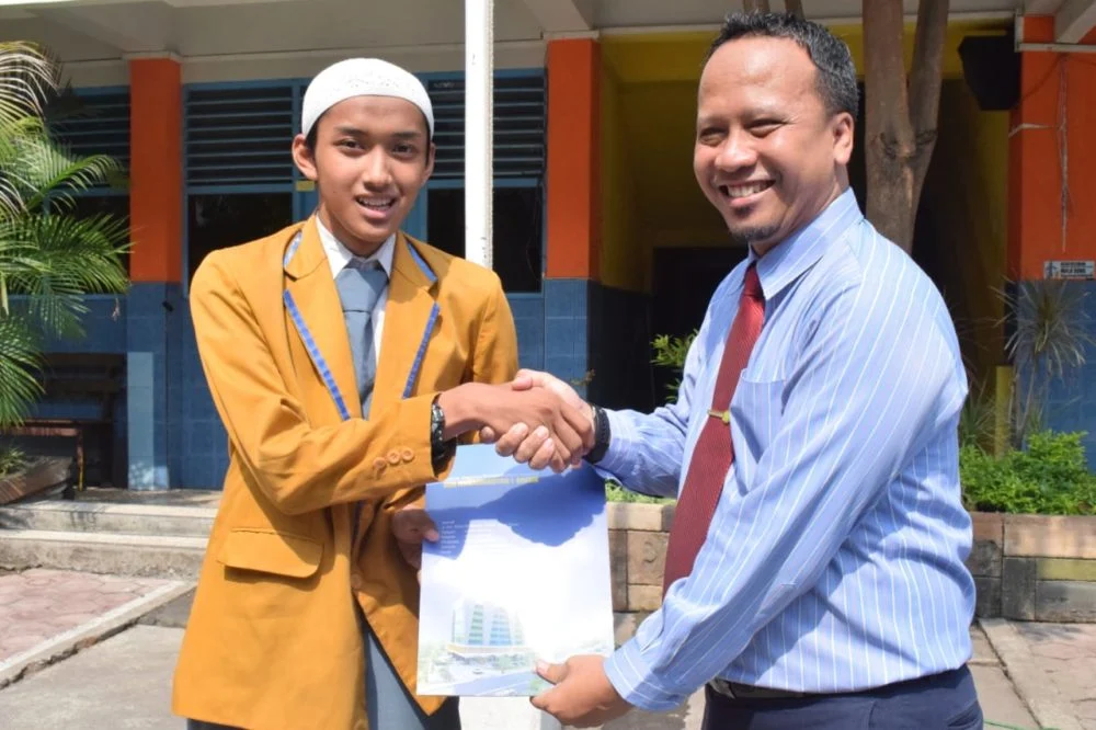 Suratnya pada Polisi Viral, Siswa Yang Lulus Ujian SIM C melalui Prosedur Ketat Ini Dapat Penghargaan