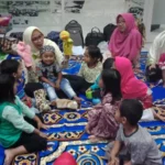 Nasyiah Ramah Anak: Bunda Simak Materi Pelatihan, Anak-Anak Bermain Bersama