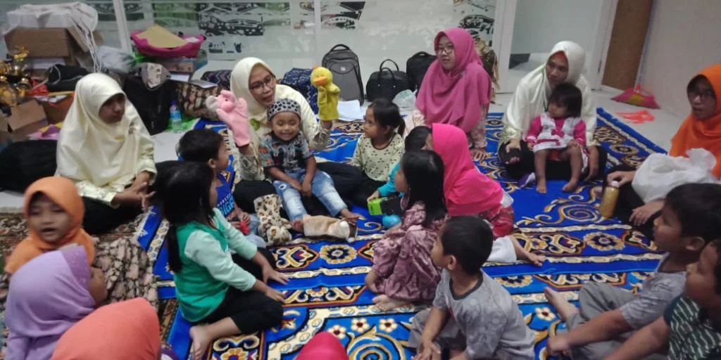 Nasyiah Ramah Anak: Bunda Simak Materi Pelatihan, Anak-Anak Bermain Bersama