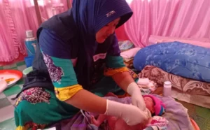 Relawan Medis Muhammadiyah Tolong Bayi Yang Terserang Hipotermia karena Kepercayaan Mistis