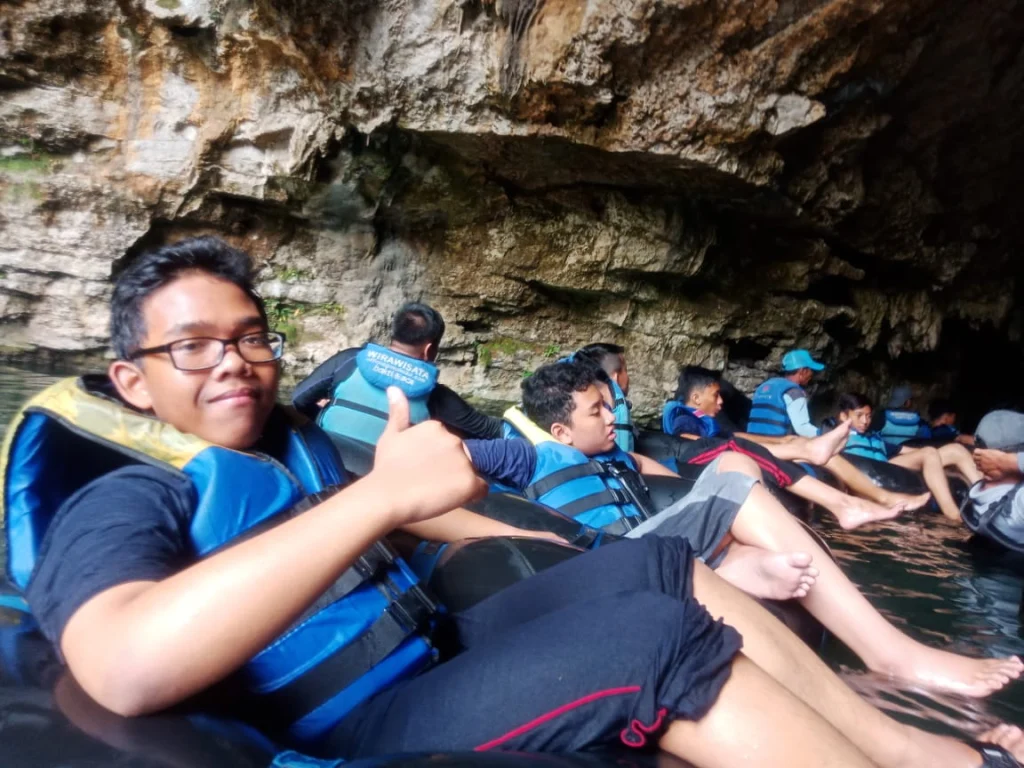 Asyiknya Ngintir di Arus Sungai Goa Pindul