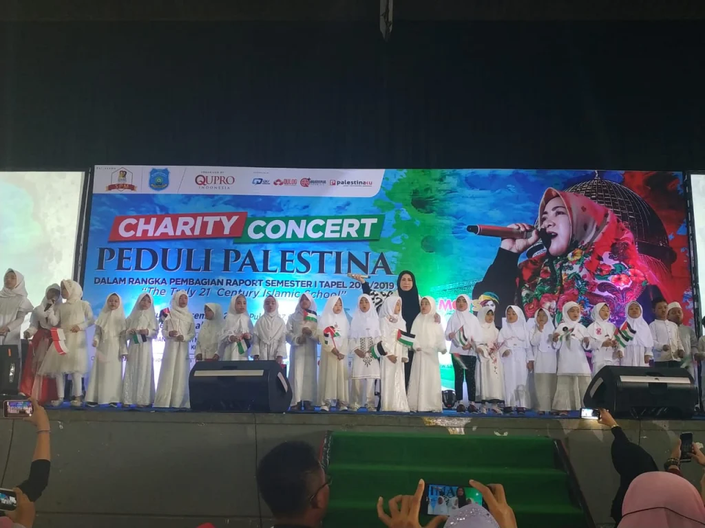 Terima Rapor Sambil Amal Peduli Palestina