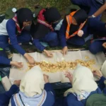 Makan ala Kadarnya Pandu HW di Perkemahan, Nasi Goreng dan Sambal Ikan Asin pun Jadi Enak