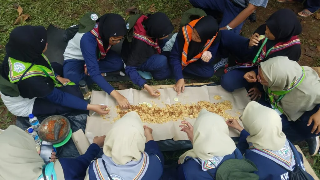 Makan ala Kadarnya Pandu HW di Perkemahan, Nasi Goreng dan Sambal Ikan Asin pun Jadi Enak