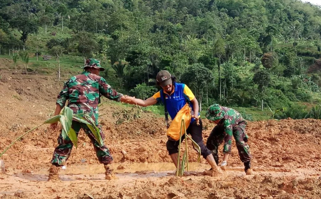 Relawan Muhammadiyah Ikut Evakuasi Korban Longsor Sukabumi