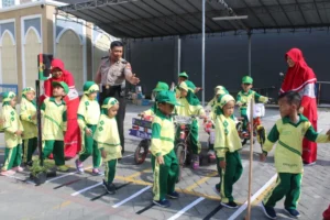 Siswa-Siswi TK Ini Belajar Tertib Berlalu-Lintas Langsung pada Pak Polisi