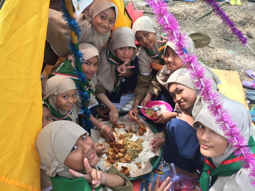 Ada Persahabatan dan Kebersamaan dalam Satu Nampan Hidangan Makan Siang Pandu HW