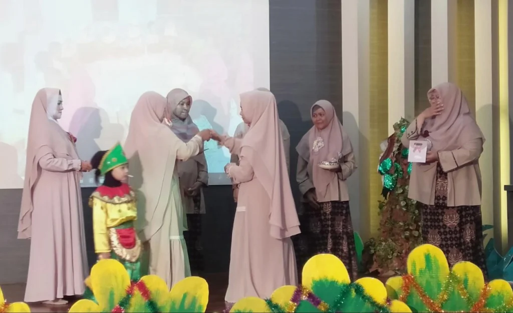 Dapat Kejutan dari Wali Murid, Bunda-Bunda Ini Menangis Haru