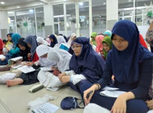 Tangis Haru Warnai Tarawih Pertama Sekaligus Terakhir