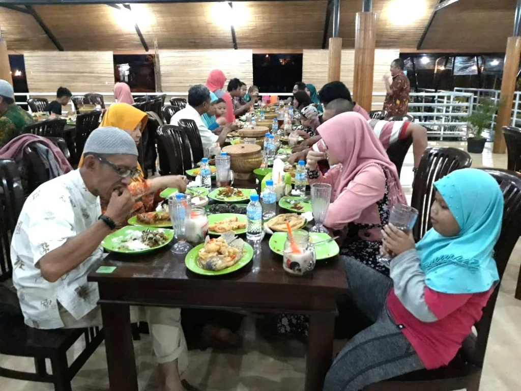 Buka Bersama Akrabkan Keluarga Besar Sekretariat Kantor PWM Jatim