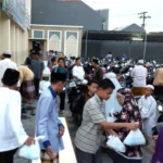 Di Masjid Ini, setiap Hari 600 Paket Berbuka Puasa Laris Manis