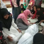 Merinding, saat Siswa Ini Dibungkus Kain Kafan