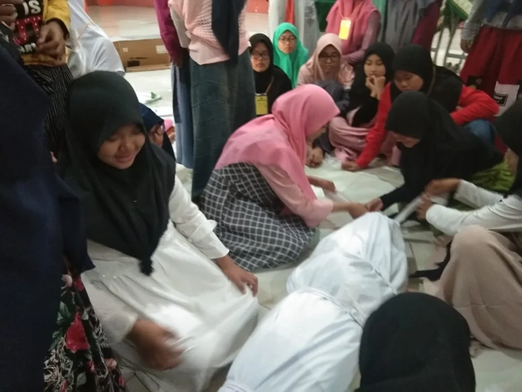 Merinding, saat Siswa Ini Dibungkus Kain Kafan