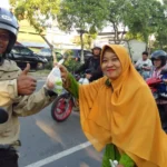 Turun ke Jalan, Ratusan Emak-Emak Aisyiyah Ini Bagikan Ribuan Takjil