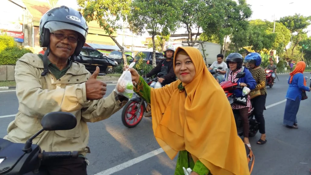 Turun ke Jalan, Ratusan Emak-Emak Aisyiyah Ini Bagikan Ribuan Takjil
