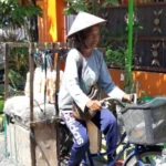 20 Tahun Tak Lelah Jajakan Krupuk, Nenek Ini Tetap Puasa Ramadhan