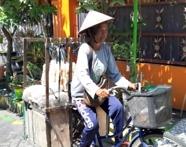 20 Tahun Tak Lelah Jajakan Krupuk, Nenek Ini Tetap Puasa Ramadhan