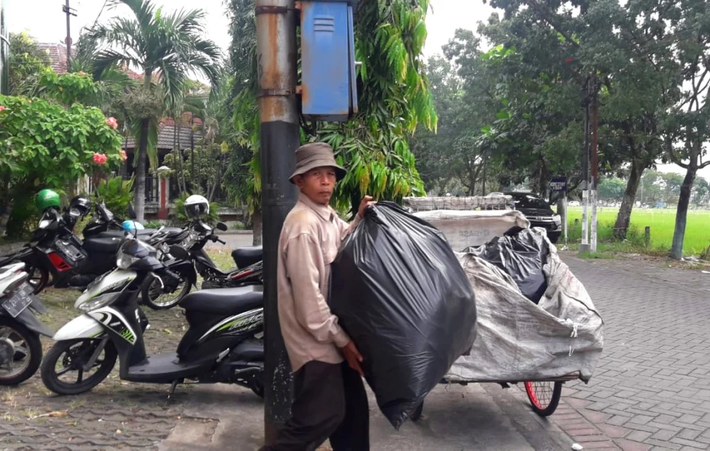 Puasa Pengepul Barang Bekas, Bersyukur Rezekinya Halal meski Pas-Pasan