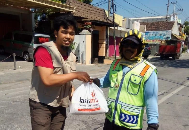 ‘Polisi Cepek’ Dapat Kado Ramadhan dari Lazismu