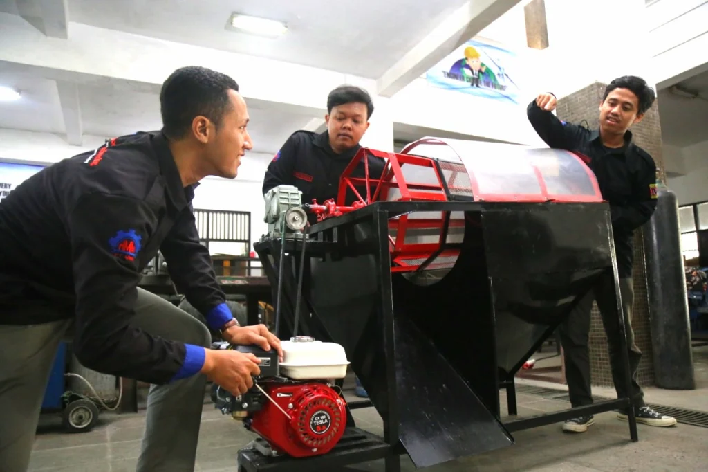 Mahasiswa UMM Ciptakan Alat Pengayak Pasir Canggih, Ini Keunggulannya