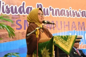 Dosen ITS Ini Menabur Pantun dalam Wisuda Smamsatu Gresik