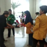 Semangat IPM Spemutu Ikut Menjamu Musafir yang Berbuka di Masjid KH Ahmad Dahlan