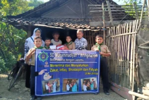 Sekolah di Desa Ini Bagikan 101 Paket Zakat-Sedekah pada Warga