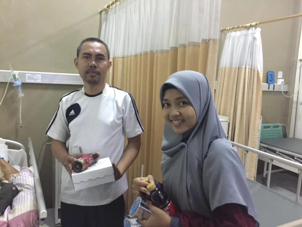 Yang Lain Bagikan Takjil, 14 Siswa Smamio Ini Anti-Mainstream: Berbagi Makan Sahur