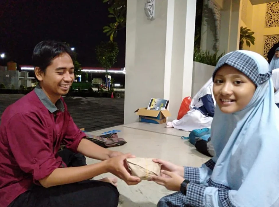 Pengalaman Baru Siswa Berlian School Bagikan Takjil di Masjid Besar