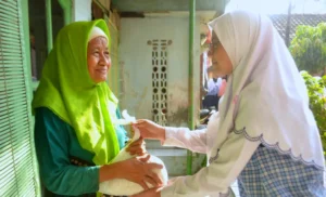 IPM Spemutu Bagikan 152 Bungkus Zakat Fitrah untuk Warga Sekitar Sekolah