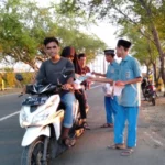 Mabit, Siswa MTsM 3 Sedayulawas Bagikan Takjil pada Warga Pengguna Jalan