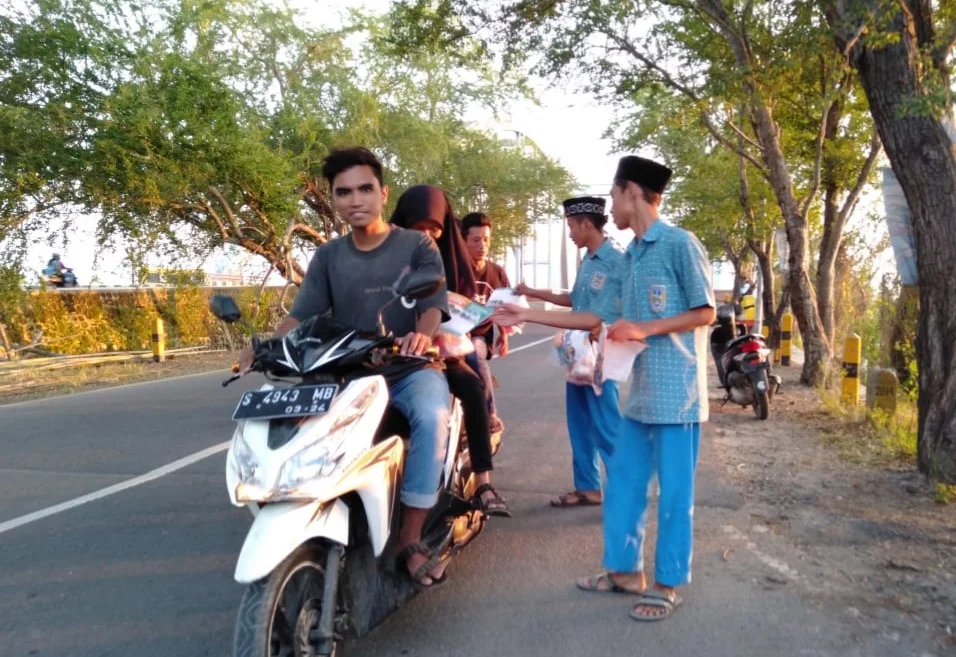 Mabit, Siswa MTsM 3 Sedayulawas Bagikan Takjil pada Warga Pengguna Jalan