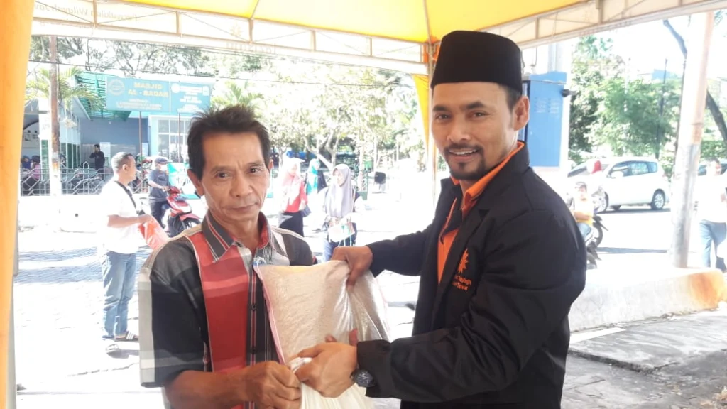 Senangnya Marbot Masjid Ini Terima Kado Ramadhan Lazismu Jatim