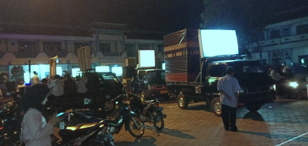 Takbir Keliling di Payaman Berkonsep Mobil Hias
