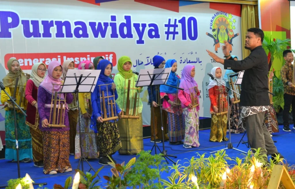 Ada Sosok Ini di Balik Tampilan Memukau SDMM Kids Orchestra