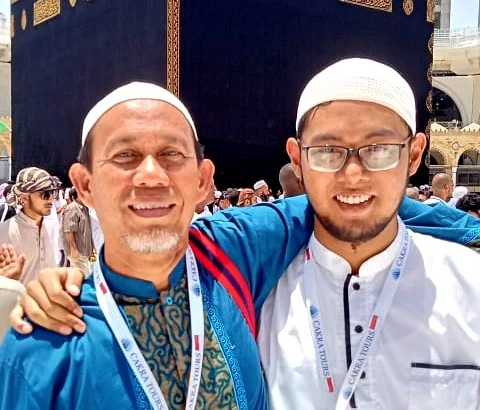 Setelah 20 Tahun Mengabdi, Guru Smamsatu Ini Dapat Hadiah Umrah