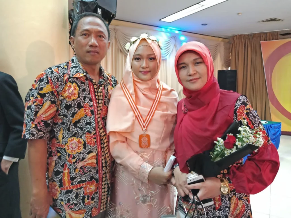 Ada Kado Spesial Wisudawan Spemdalas untuk Para Orangtua