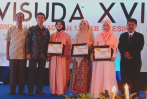 Spemdalas Beri Penghargaan pada Dua Siswa Peraih Nilai Sempurna