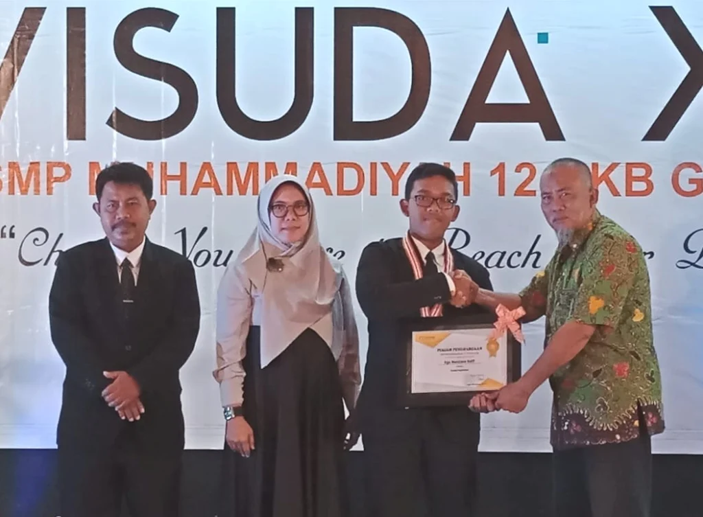 Siswa yang Bercita-cita Jadi Duta Besar Ini Terima Young Inspiration di Wisuda Spemdalas