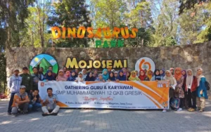 Guru dan Karyawan Spemdalas Refreshing di Dinosaurus Park