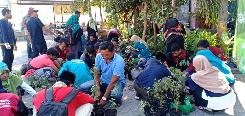 100 Aktivis IMM Surabaya Bagikan 1000 Tanaman Bunga dan Toga ke Warga