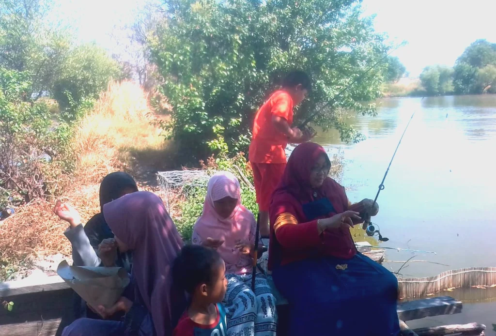 Rekatkan Ukhuwah, Guru-Guru Mahasiswa Pascasarjana Ini Mancing Bersama