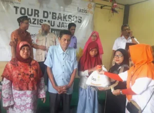 Di Bali, Tour de Baksos Lazismu Jatim Bagikan Sembako pada Muslim Jembrana