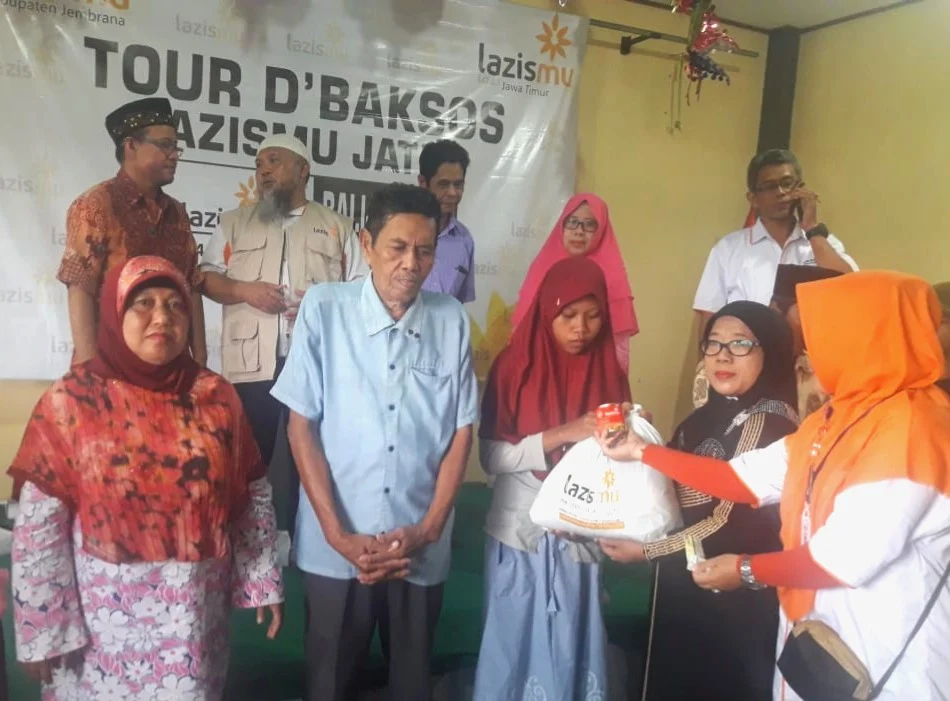 Di Bali, Tour de Baksos Lazismu Jatim Bagikan Sembako pada Muslim Jembrana