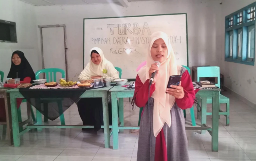 Saat Nasyiah Gresik Berbagi Doorprize di Tambak Bawean