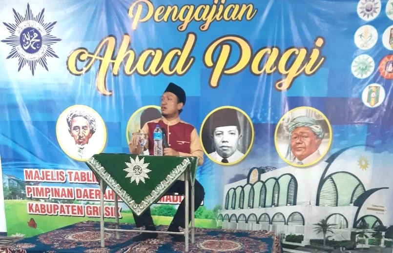 Ustadz Salim A. Fillah: Seharusnya Suami Menyatakan Cinta pada Istrinya Minimal 20 Kali Sehari