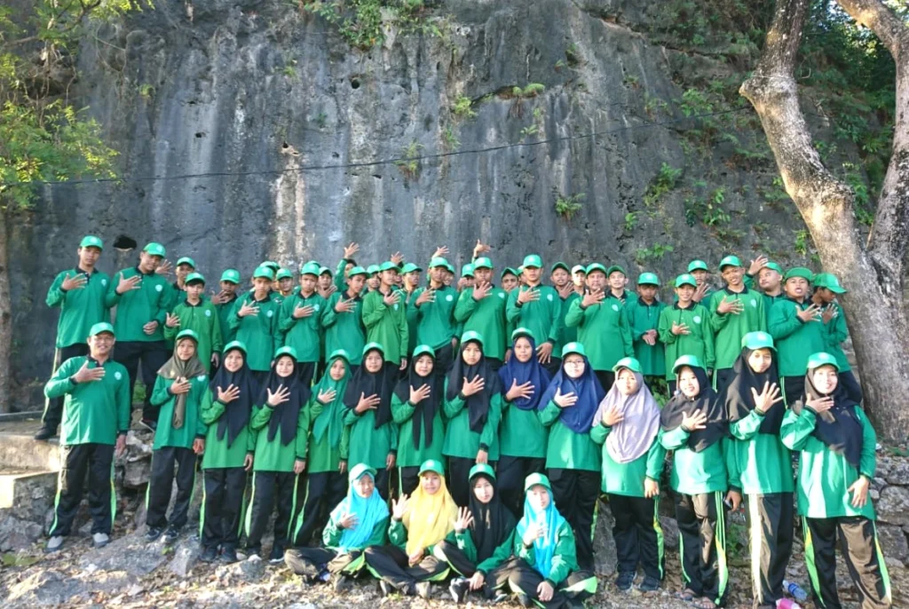 Di Bukit Sorowiti, SMK Mulia Tanamkan Kemandirian Siswa Baru