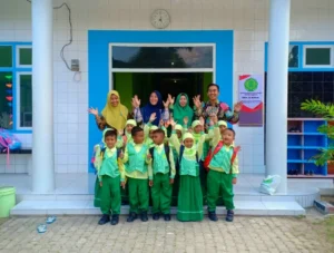 SDM 1 Bawean Buka Tahun Ajaran Baru dengan Pembiasaan Adab