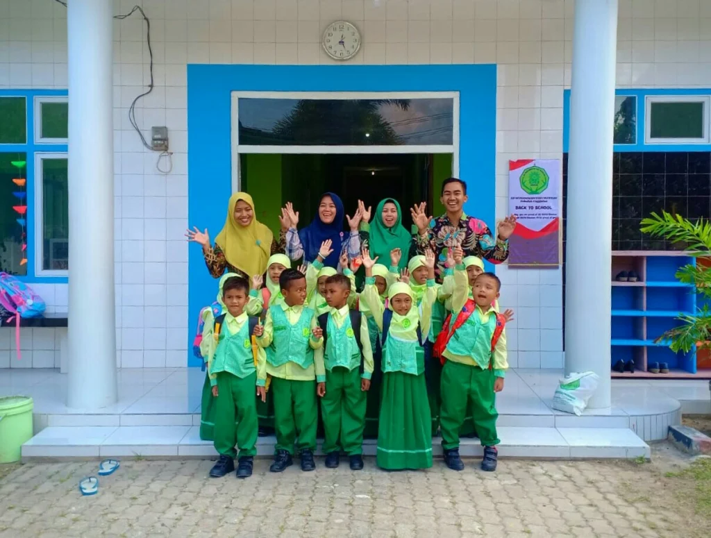 SDM 1 Bawean Buka Tahun Ajaran Baru dengan Pembiasaan Adab